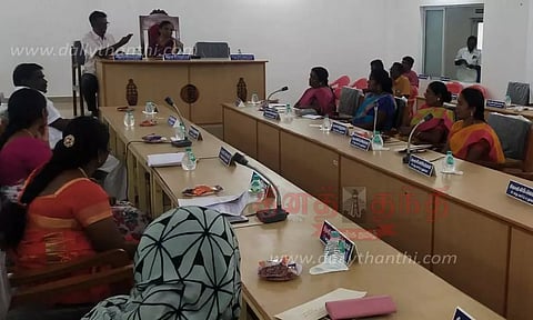 கருணாநிதிக்கு பேனா நினைவு சின்னம் வைக்க வேண்டும்-யூனியன் கூட்டத்தில் கவுன்சிலர் கோரிக்கை