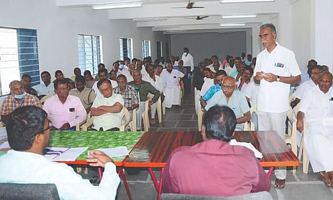 நீர்வழித்தடத்தை ஆக்கிரமிப்பில் இருந்து மீட்க வேண்டும்