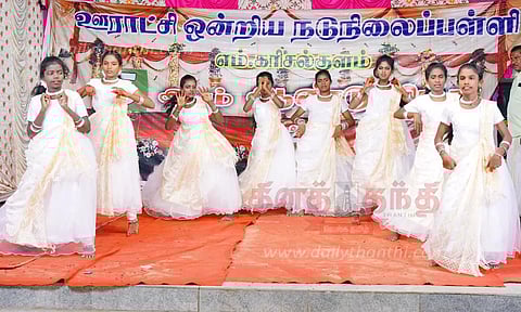 அரசு பள்ளியில் மாணவிகளின் கலைநிகழ்ச்சி