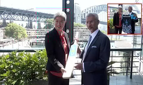 ரோகித் சர்மா கையெழுத்திட்ட பேட்டை ஆஸ்திரேலிய மந்திரிக்கு பரிசளித்த மத்திய மந்திரி ஜெய்சங்கர்