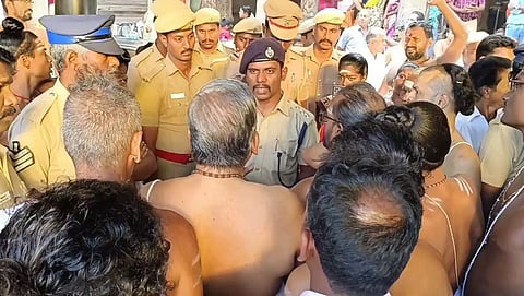 நடராஜர் கோவில் சித்சபையில் ஏறி சாமி தரிசனம் செய்ய பக்தர்களுக்கு அனுமதி மறுப்பு