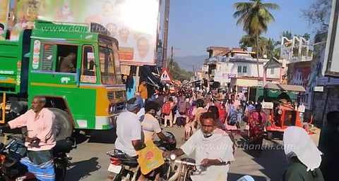 போக்குவரத்து நெரிசலில் சிக்கி தவிக்கும் மாரண்டஅள்ளி