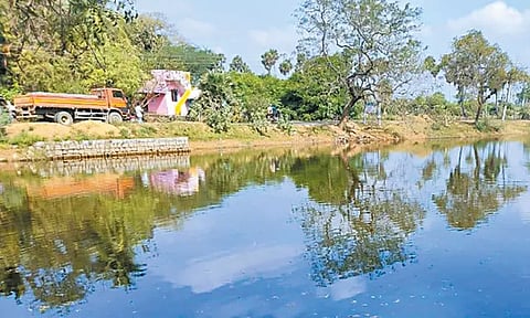 வயலூரில் சாலையோரம் ஆபத்தான குளம் - சுற்றுச்சுவர் அமைக்க வாகன ஓட்டிகள் கோரிக்கை