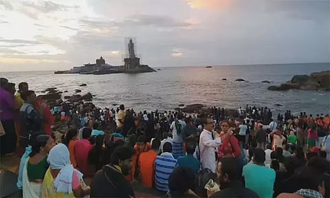 ஞாயிறு விடுமுறை: கன்னியாகுமரியில் குவிந்த சுற்றுலா பயணிகள்...!