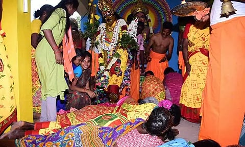 புதுப்பேட்டை அருகே அங்காளம்மன் கோவிலில் மயானக்கொள்ளை திரளான பக்தர்கள் தரிசனம்