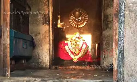 காசி விஸ்வநாதர் கோவிலில் மூலவர் மீது சூரிய ஒளி விழும் அரிய நிகழ்வு