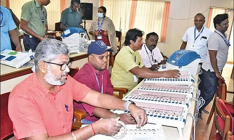 2-வது நாளாக நடந்தது வாக்குப்பதிவு எந்திரங்களில் வேட்பாளர்கள் பெயர், சின்னம் பொருத்தும் பணி