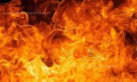 சாலை போட பயன்படுத்தப்படும் எந்திரங்களுக்கு தீவைத்த பெண் நக்சலைட்டுகள்