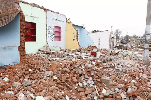 தேனியில் மேம்பாலம் கட்டுவதற்கு ஆக்கிரமிப்புகள் அகற்றம்:அடுக்குமாடி குடியிருப்பு வேண்டாம்; வாழ்வதற்கு மாற்று இடமே தேவை!பொதுமக்கள் வலியுறுத்தல்