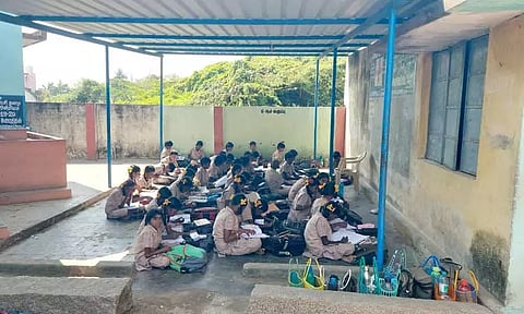 சைக்கிள் நிறுத்தும் இடம் வகுப்பறையாக மாறிய அவலம்