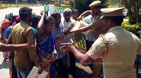 8 குடும்பத்தினர் தீக்குளிக்க முயன்றதால் பரபரப்பு