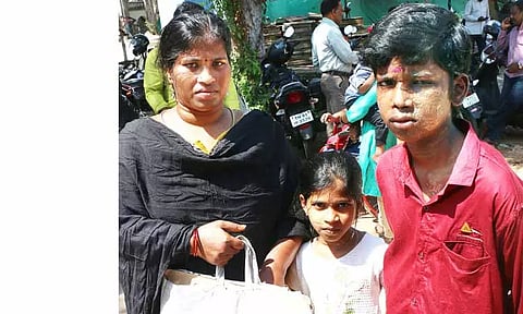 நிதி உதவி கேட்டு பாதிக்கப்பட்ட மாணவனின் தாய் கலெக்டரிடம் மனு