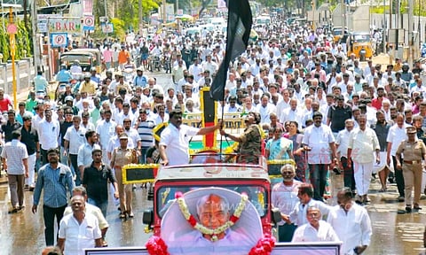 தி.மு.க. முன்னாள் அமைச்சர் உபயதுல்லா உடல் அடக்கம்