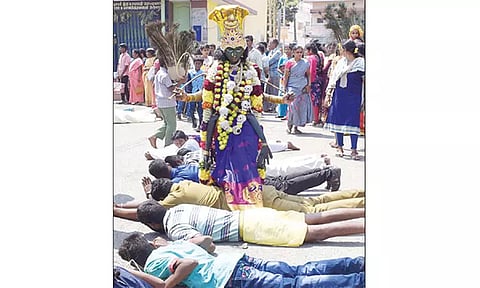 மயான கொள்ளை நிகழ்ச்சி: ஆடு, கோழிகளை கடித்தபடி பக்தர்கள் ஆக்ரோஷமாக ஊர்வலம்