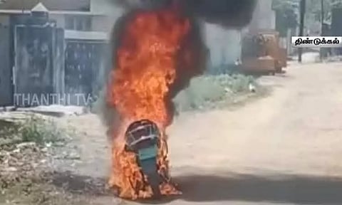 திண்டுக்கல் நந்தனம் சாலையில் எலக்ட்ரிக் ஸ்கூட்டர் தீப்பற்றி எரிந்ததால் பரபரப்பு