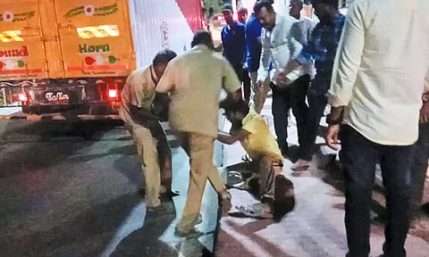 அரசு பஸ்சில் பயணம் செய்த குடிபோதை ஆசாமியை அடித்து உதைத்த டிரைவர்-கண்டக்டர்