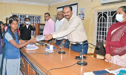 மக்கள் குறைதீர்க்கும் நாள் கூட்டத்தில் பள்ளி மாணவர்களுக்கு இலவச கையடக்க கணினி - கலெக்டர் வழங்கினார்