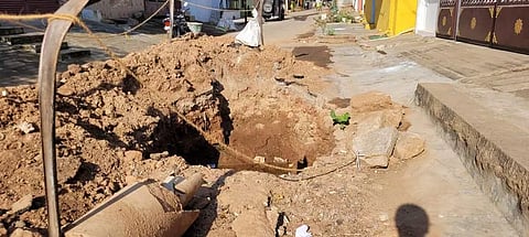 குடிநீர் குழாய் சீரமைப்பு பணி:சாலையில் தோண்டப்பட்ட பள்ளம் மூடப்படாததால் விபத்து அபாயம்