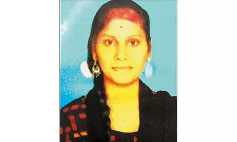 ரெயிலில் இருந்து தவறி ஆற்றில் விழுந்த கல்லூரி மாணவி சாவு