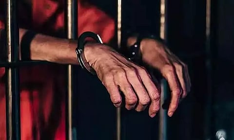 பிரிந்து வாழும் மனைவியை பீர்பாட்டிலால் தாக்கிய ஆம்புலன்ஸ் டிரைவர் கைது - வன்கொடுமை சட்டத்தில் சிறை