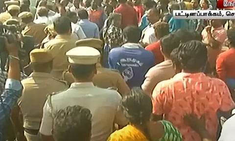 சென்னை பட்டினப்பாக்கம் கடற்கரை சாலையில் மீன் வியாபாரிகள் சாலை மறியல்