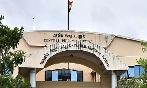 சிறை அலுவலரை தாக்கிய பெண் கைதிகள் மீது வழக்கு - 4 பேர் வெவ்வேறு சிறைக்கு மாற்றம்