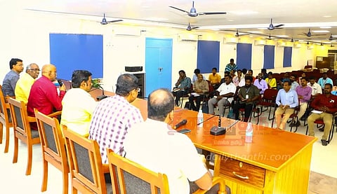 மனு கொடுக்க வரும் பொதுமக்களை அலைக்கழிக்க கூடாது என புத்தாக்க பயிற்சியில் அதிகாரி பேச்சு