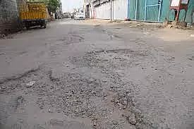 குண்டும், குழியுமான சாலை