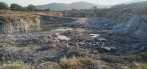 கல்குவாரியில் வெடி வைத்து பாறைகள் தகர்ப்பு