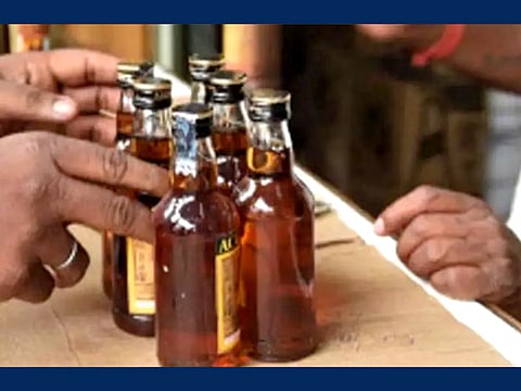 பயணிகள் நிழற்குடையில் மது குடிப்பதை தடுக்க வேண்டும்