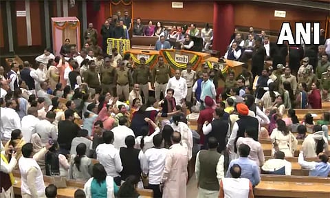 டெல்லி மாநகராட்சி கூட்டம்: ஆம் ஆத்மி, பா.ஜனதா இடையே மோதல் - தண்ணீர் பாட்டில் வீச்சு