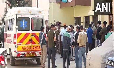 கொரோனா பயத்தில் அடுக்குமாடி குடியிருப்பில் மகனுடன் அடைந்திருந்த பெண் - 3 ஆண்டுகளுக்குப் பிறகு மீட்பு