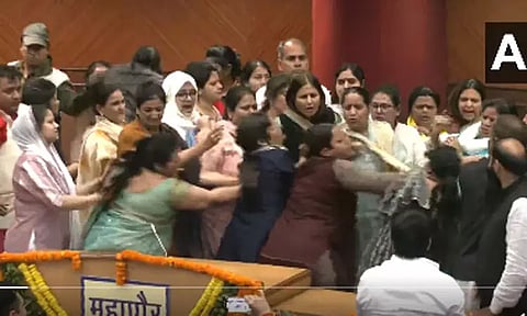 டெல்லி மாநகராட்சி கூட்டத்தில் அமளி; ஆம் ஆத்மி, பா.ஜ.க. பெண் கவுன்சிலர்கள் கடும் மோதல்