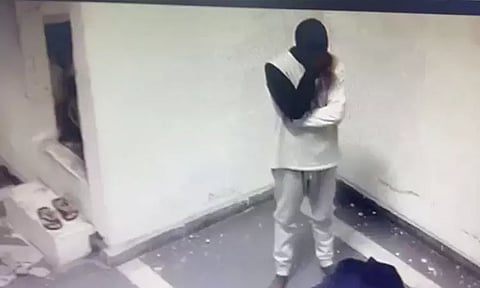 சுகேஷ் சந்திரசேகர சிறை அறையில் ஆடம்பர பொருட்கள்; கதறி அழுதார்