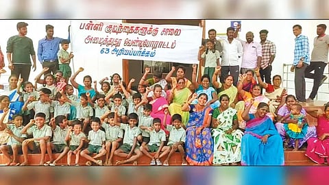 சாலை ஆக்கிரமிப்பு வட்டார வளர்ச்சி அலுவலகத்தில் பெற்றோர்களுடன் பள்ளி மாணவர்கள் முற்றுகை