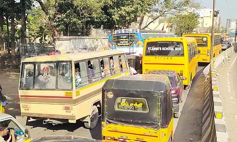 கடலூரில்நடுரோட்டில் பழுதாகி நின்ற லாரி ½ மணி நேரம் போக்குவரத்து பாதிப்பு