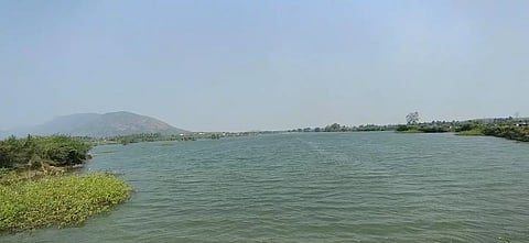 2 ஆண்டுகளாக கடல் போல் காட்சி அளிக்கும் தீர்த்தகிரி வலசை ஏரி