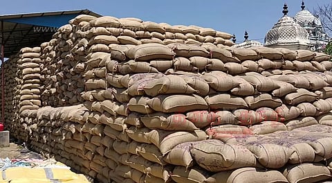 35 ஆயிரம் டன் நெல் மூட்டைகள் தேக்கம்