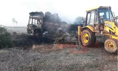 மின் கம்பி மீது உரசியதால் வைக்கோல் ஏற்றி வந்த லாரி எரிந்து நாசம்