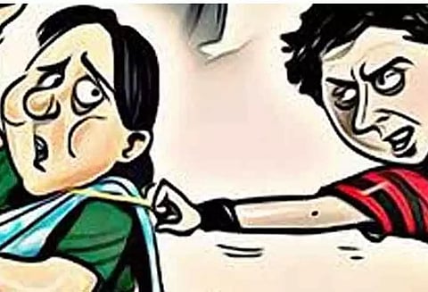 மளிகைக்கடையில் நின்ற மூதாட்டியிடம் 3 பவுன் சங்கிலி பறிப்பு