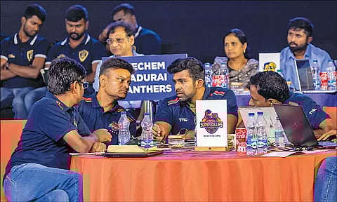 சேப்பாக் சூப்பர் கில்லீஸ் அணியின் உரிமையாளர் பா.சிவந்தி ஆதித்தன், வீரர்களை எடுப்பது குறித்து தலைமை பயிற்சியாளர் ஹேமங் பதானியுடன் ஆலோசித்த காட்சி.