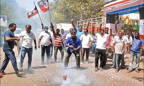 எடப்பாடி பழனிசாமிக்கு ஆதரவாக சுப்ரீம் கோர்ட்டு தீர்ப்பு: அ.தி.மு.க. அலுவலகத்தில் தொண்டர்கள் கொண்டாட்டம்