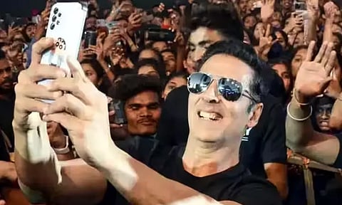 3 நிமிடங்களில் 184 செல்பி... கின்னசில் இடம் பிடித்த நடிகர் அக்ஷய் குமார்