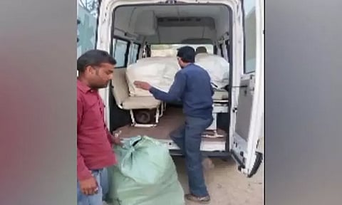 ஆம்புலன்சில் காலணிகளை ஏற்றிச் சென்ற டிரைவர் பணிநீக்கம் - வீடியோ வைரலானதையடுத்து நடவடிக்கை