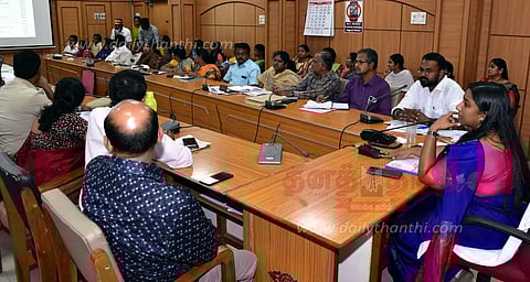 வெளிமாநில தொழிலாளர்களின் விவரங்களை இணையதளத்தில் பதிவு செய்ய வேண்டும்