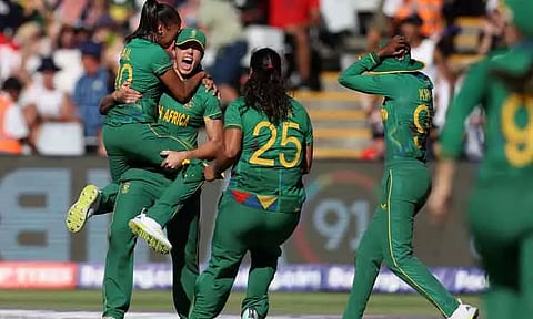 பெண்கள் டி20 உலகக்கோப்பை : இங்கிலாந்து அணியை வீழ்த்தி தென் ஆப்பிரிக்கா இறுதிப்போட்டிக்கு முன்னேற்றம்