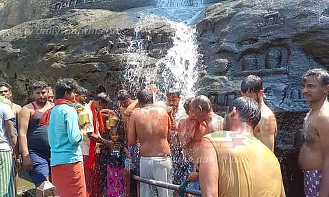 குற்றாலத்தில் குறைவாக விழும் தண்ணீரில் சுற்றுலா பயணிகள் உற்சாக குளியல்