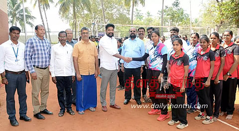 ஈரோட்டில் மாவட்ட அளவிலான கைப்பந்து போட்டி; 46 அணிகள் பங்கேற்பு