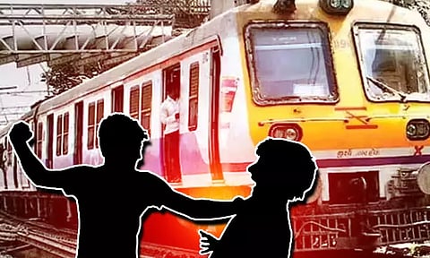 பொன்னேரி அருகே ஓடும் மின்சார ரெயிலில் கல்லூரி மாணவர்கள் பயங்கர மோதல்