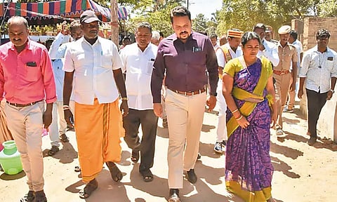 வாயலூரில் உள்ள இருளர் குடியிருப்பு பகுதிகளில் கலெக்டர் ஆய்வு